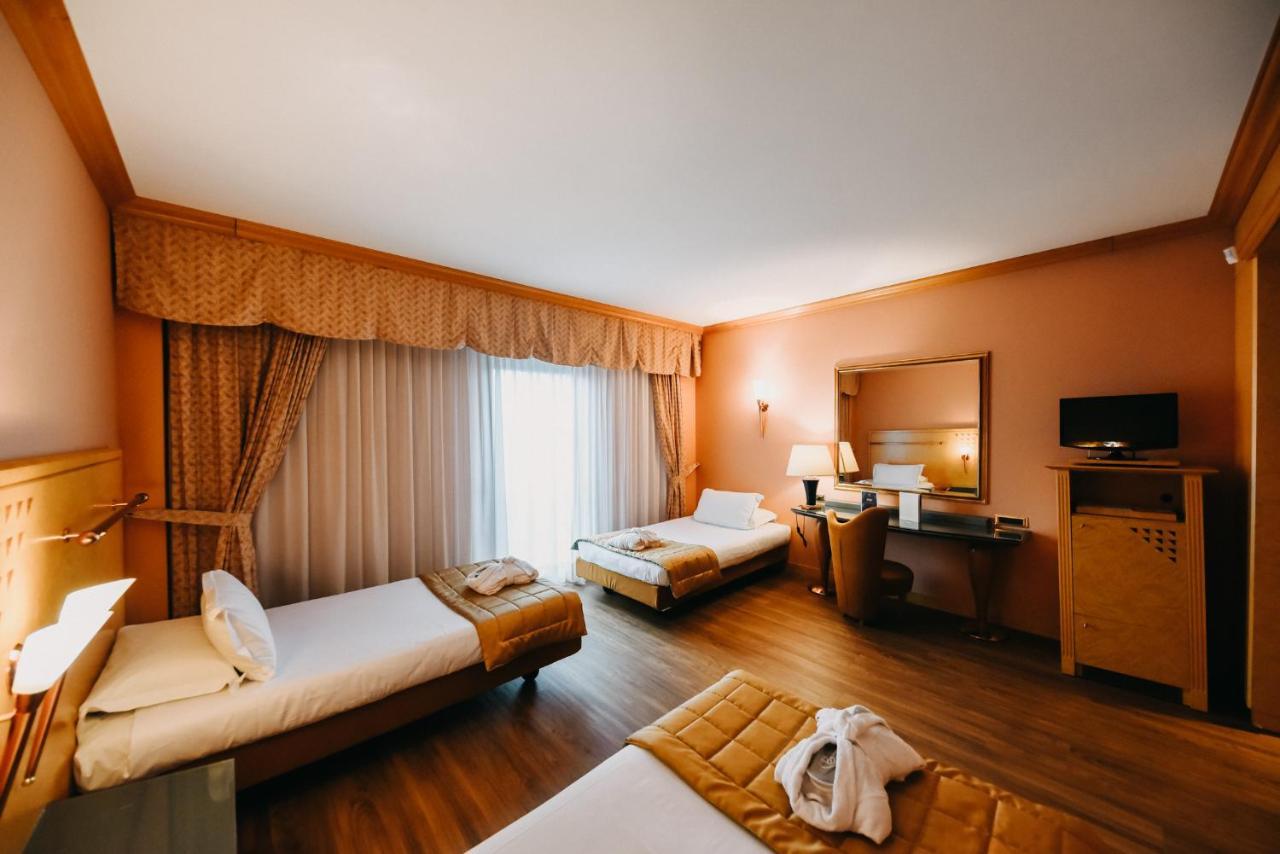 Shg Hotel Antonella Pomezia Bagian luar foto