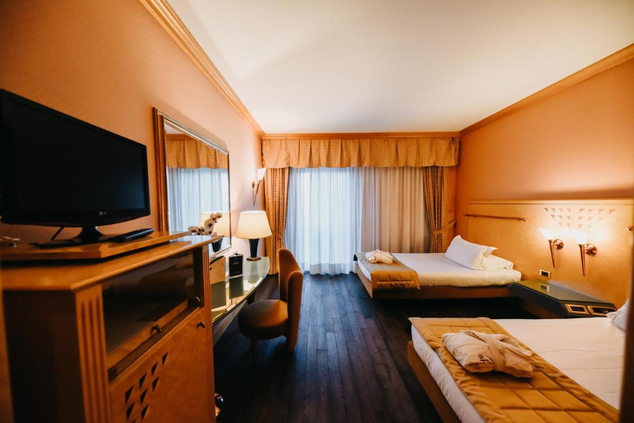 Shg Hotel Antonella Pomezia Bagian luar foto