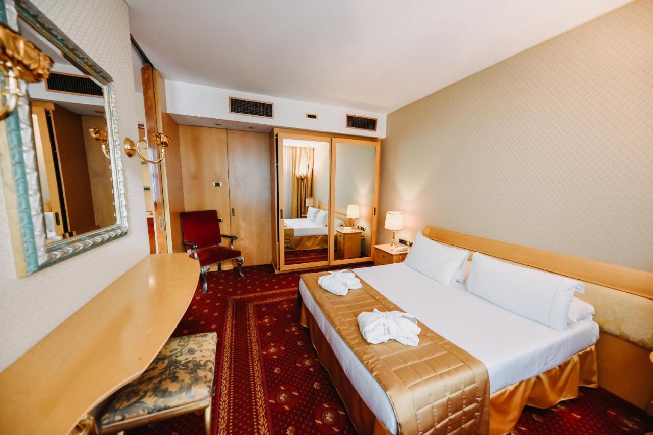 Shg Hotel Antonella Pomezia Bagian luar foto