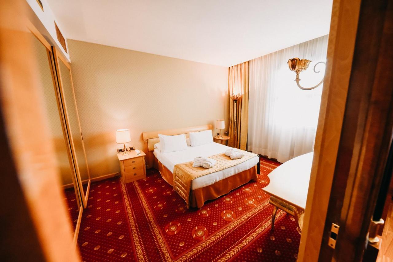 Shg Hotel Antonella Pomezia Bagian luar foto