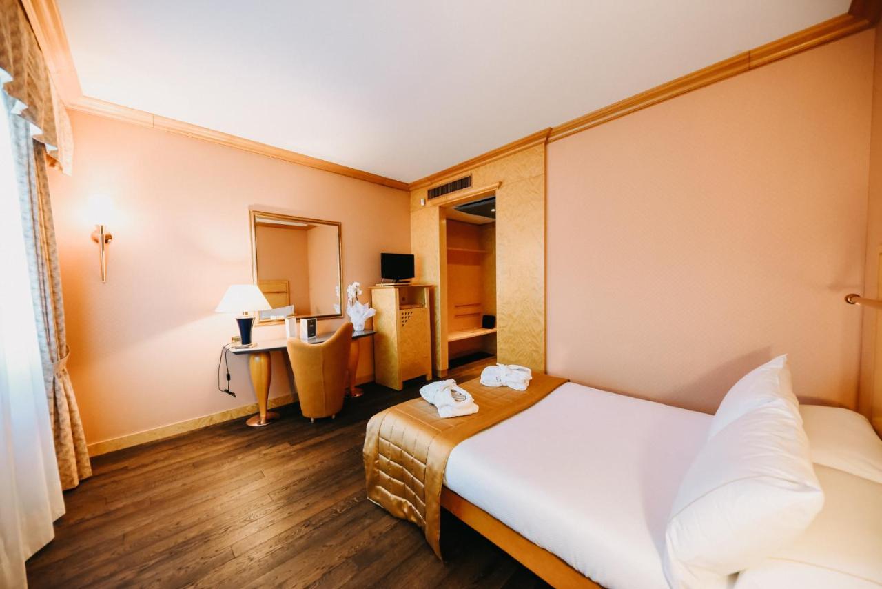 Shg Hotel Antonella Pomezia Bagian luar foto