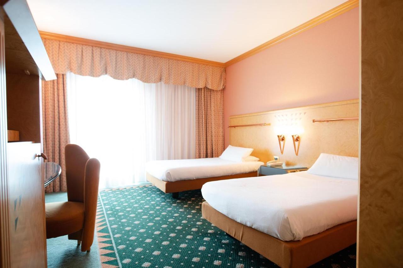 Shg Hotel Antonella Pomezia Bagian luar foto